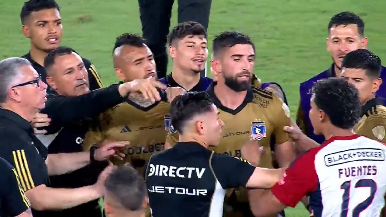 ¡Se fueron contra Vidal! Los incidentes que marcaron el final de partido entre Junior y Colo Colo | Captura de pantalla