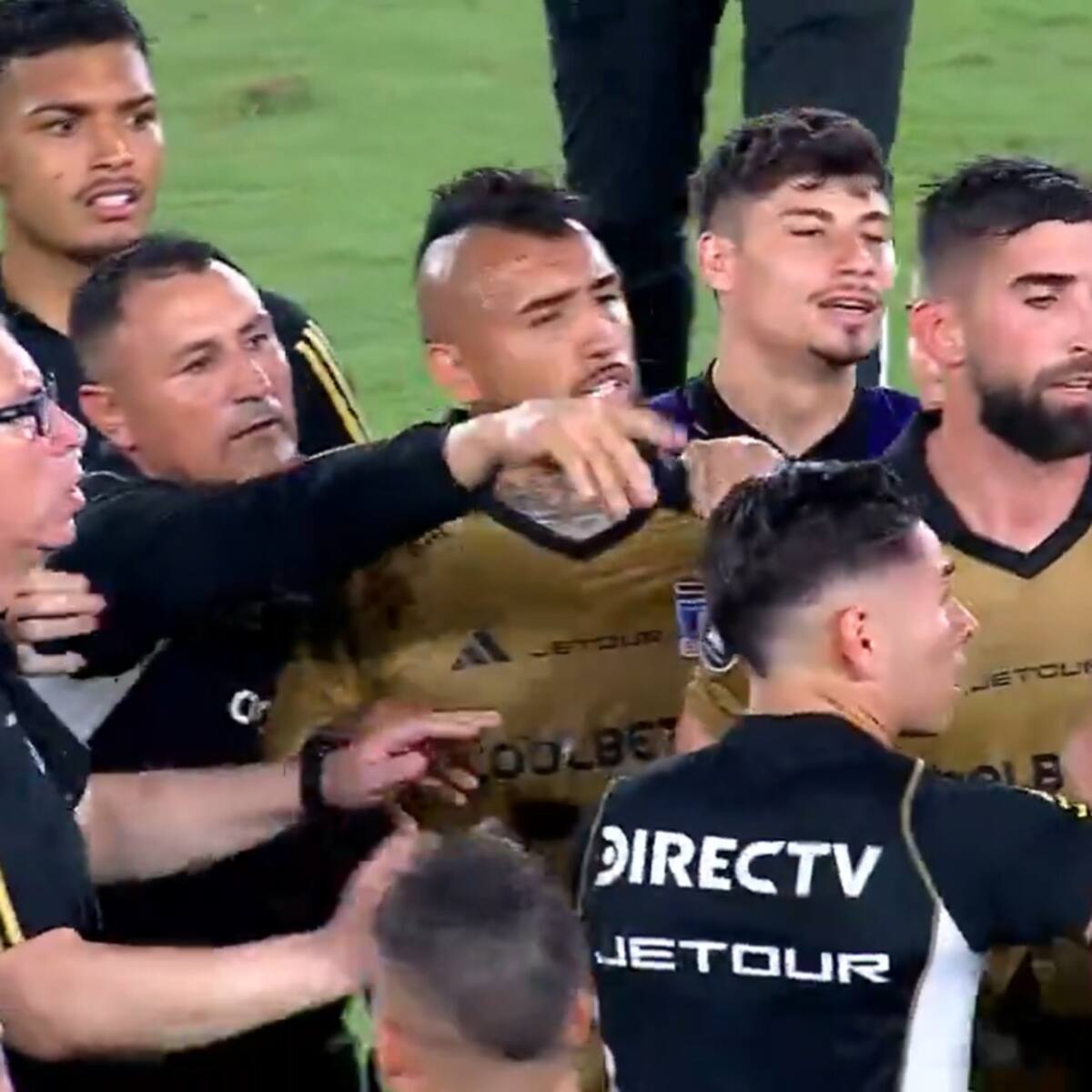 ¡Se fueron contra Vidal! Los incidentes que marcaron el final de partido entre Junior y Colo Colo