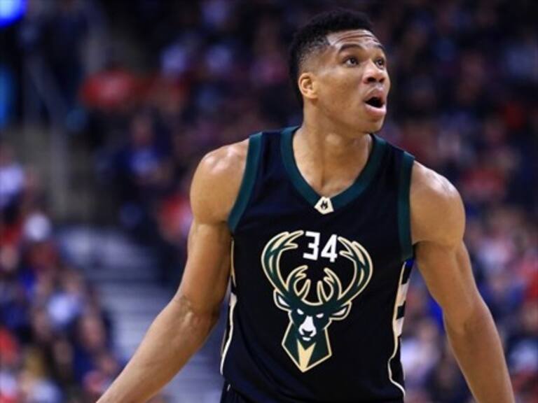 Jugador de los Bucks de Milwaukee logró tocar el aro y el suelo al mismo tiempo