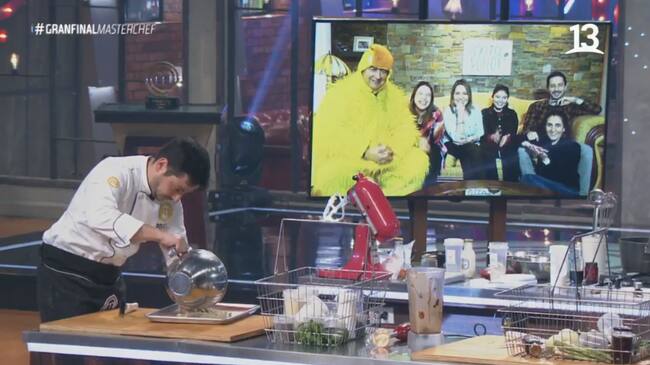 Vestido de Pollo: Papá de Pollo Castillo se robó la atención en final de MasterChef