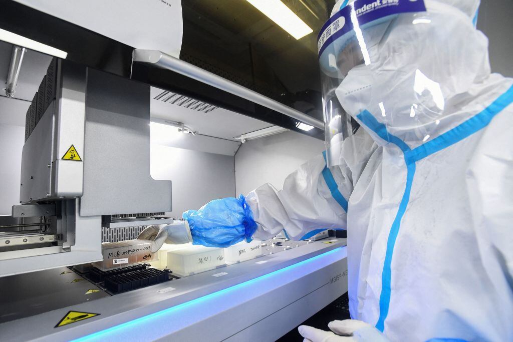 Científicos de China estudian muestras del coronavirus Covid-19