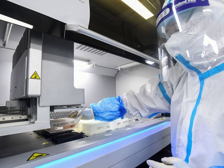 Científicos de China estudian muestras del coronavirus Covid-19