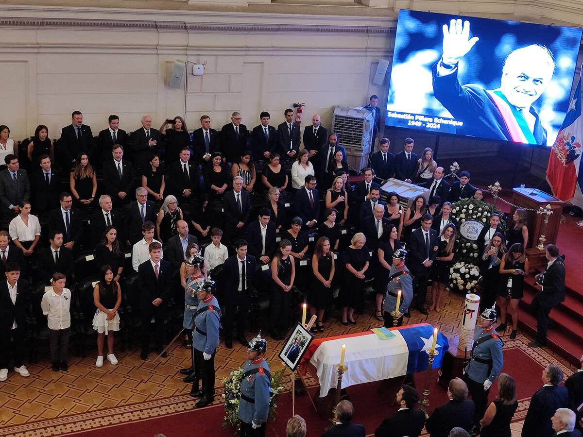 Se extendieron por más de un minuto y medio: asistentes a funeral de Estado de Sebastián Piñera irrumpen en aplausos en la despedida del exmandatario