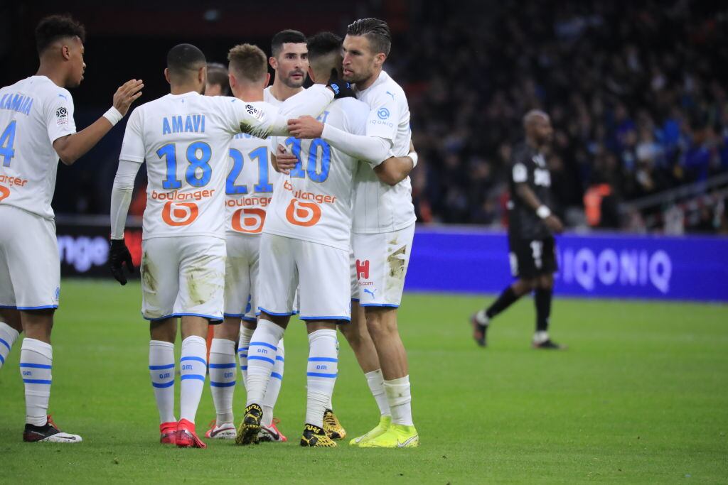 Futbolistas de Olympique Marsella y Amiens de la Ligue 1 de Francia