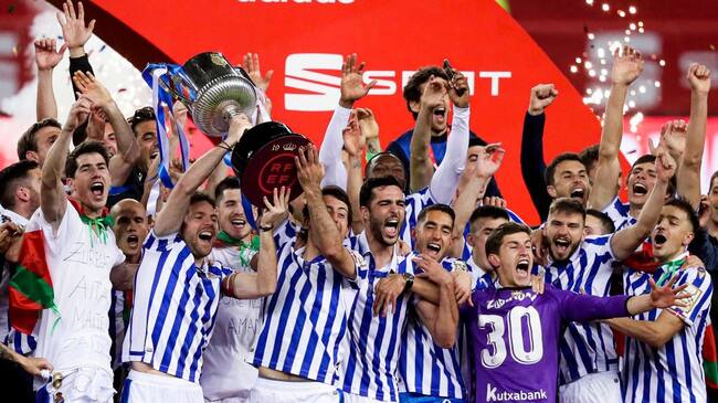 SEVILLA, SPAIN - APRIL 3: Players of Real Sociedad celebrate with the trophy during the Spanish Copa del Rey match between Athletic de Bilbao v Real Sociedad at the la cartuja Stadium on April 3, 2021 in Sevilla Spain (Photo by David S. Bustamante/Soccrates/Getty Images)