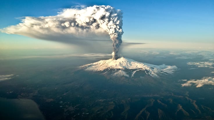 Captan nueva erupción del volcán Etna: generó columna de humo de cinco kilómetros