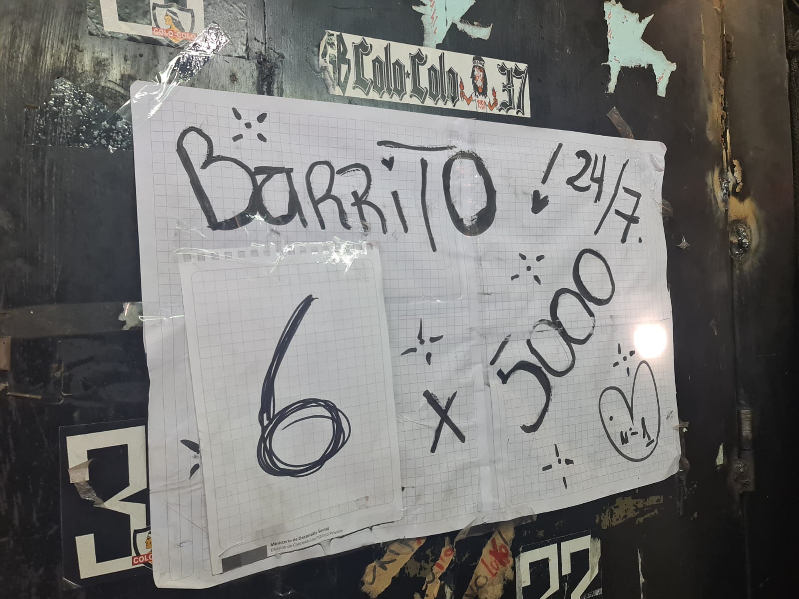 El letrero afuera de la casa allanada. / ADN.cl