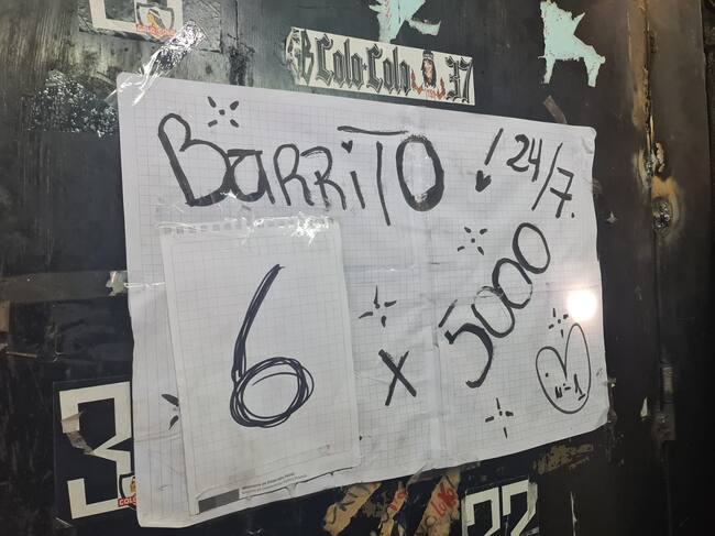 El letrero afuera de la casa allanada. / ADN.cl