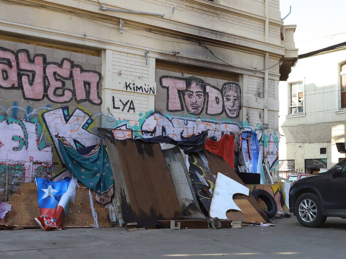 Contraloría oficia a municipios de la RM y autoridades de Gobierno por ocupación de calles con carpas en Santiago