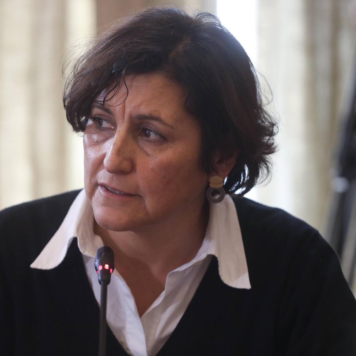 Ministra Aguilera responde a críticas por cirugía de su madre y descarta trato preferente