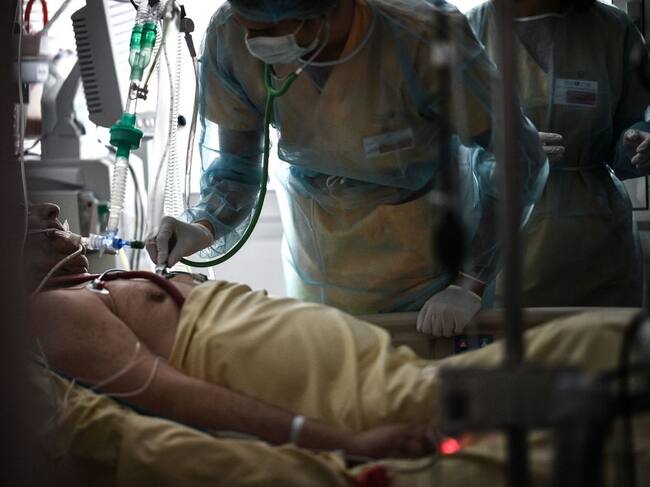 Paciente Covid-19 recibe atención en un hospital de Francia