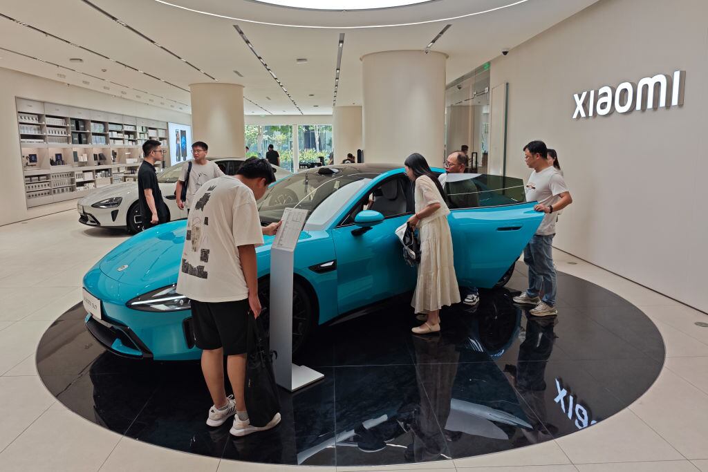 Personas asisten en Shanghai a la presentación de un vehículo eléctrico de China