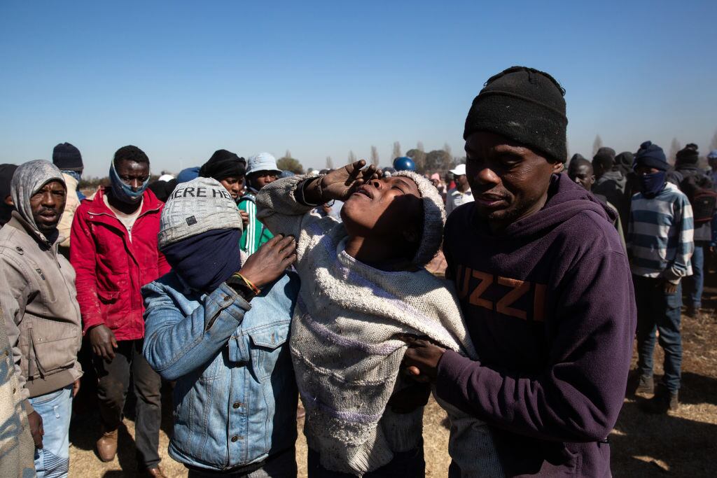 Niño de 13 años llora tras recibir un disparo de contra manifestantes en Sudáfrica