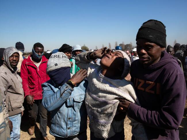 Niño de 13 años llora tras recibir un disparo de contra manifestantes en Sudáfrica