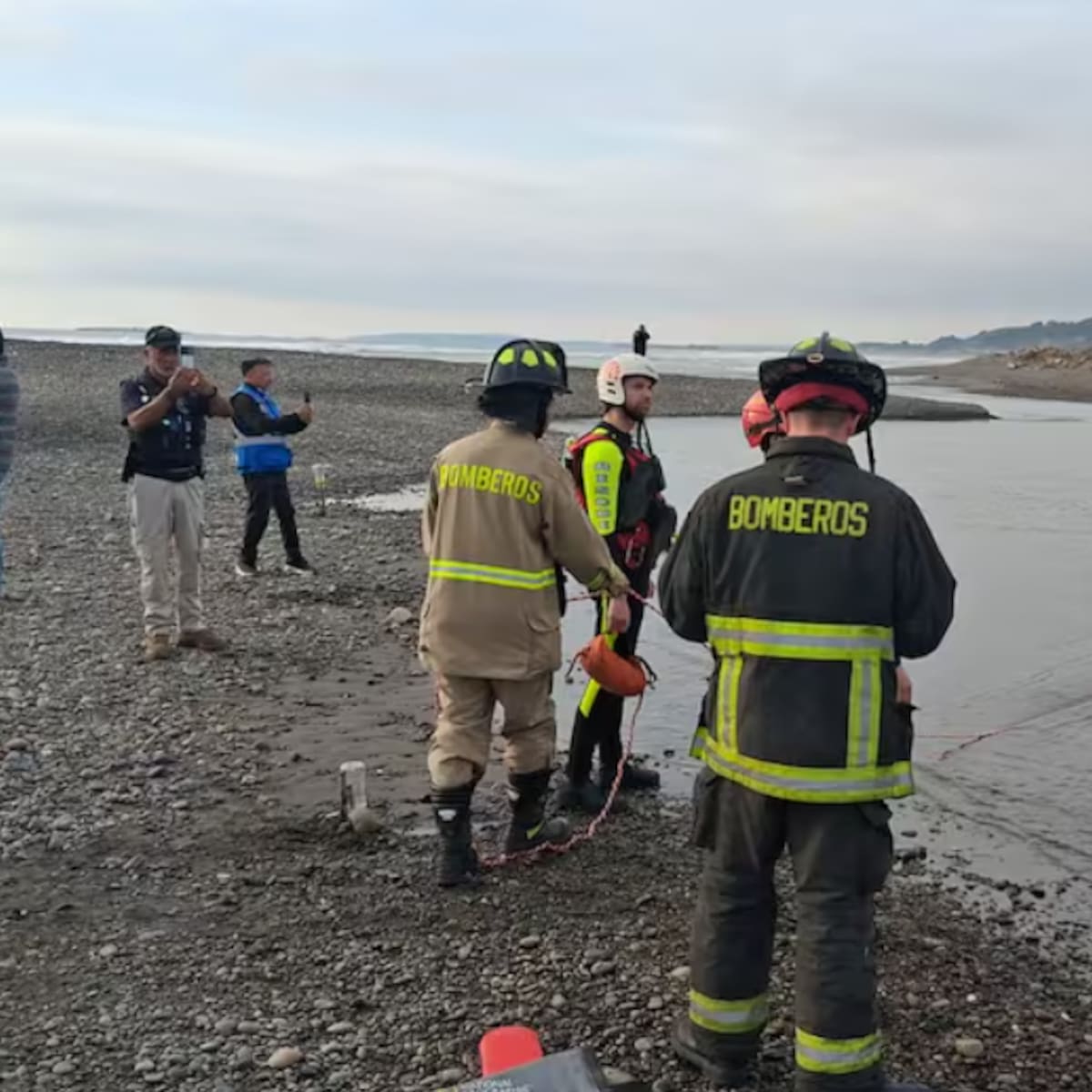 Amplio operativo en desembocadura del río Aconcagua: más de 70 personas buscan a hombre desaparecido