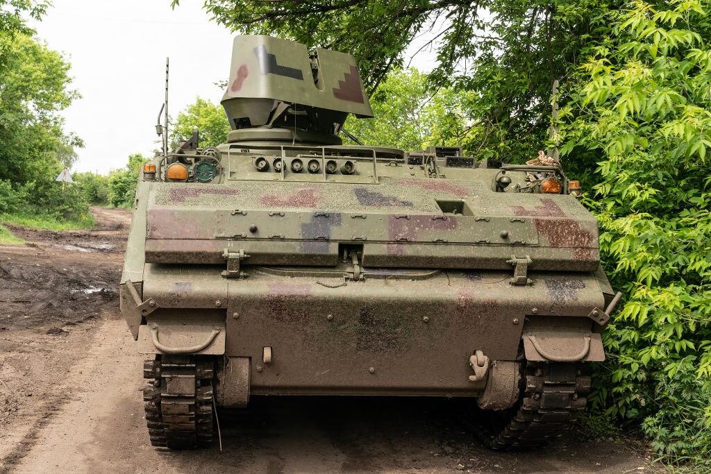Tanque de Ucrania avanza por Donetsk para enfrentar a las fuerzas de Rusia