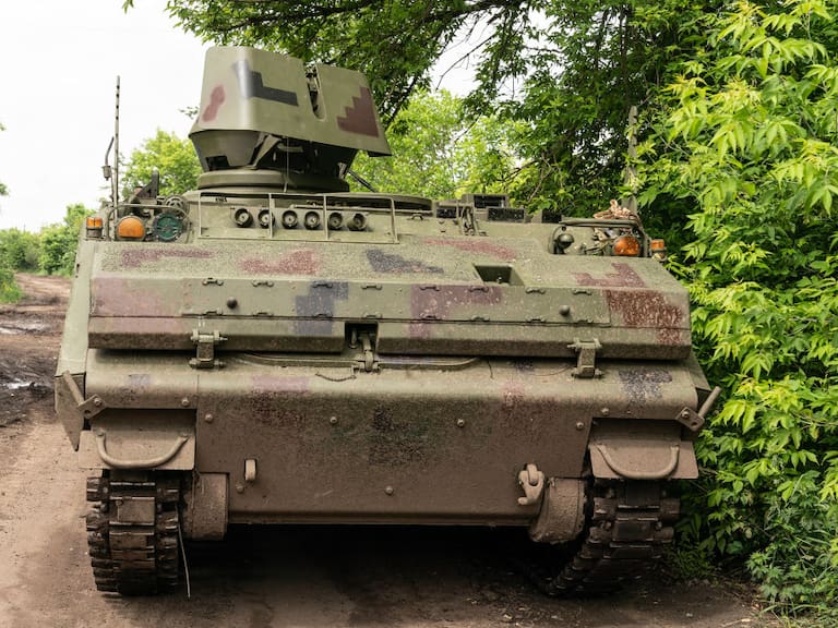 Tanque de Ucrania avanza por Donetsk para enfrentar a las fuerzas de Rusia