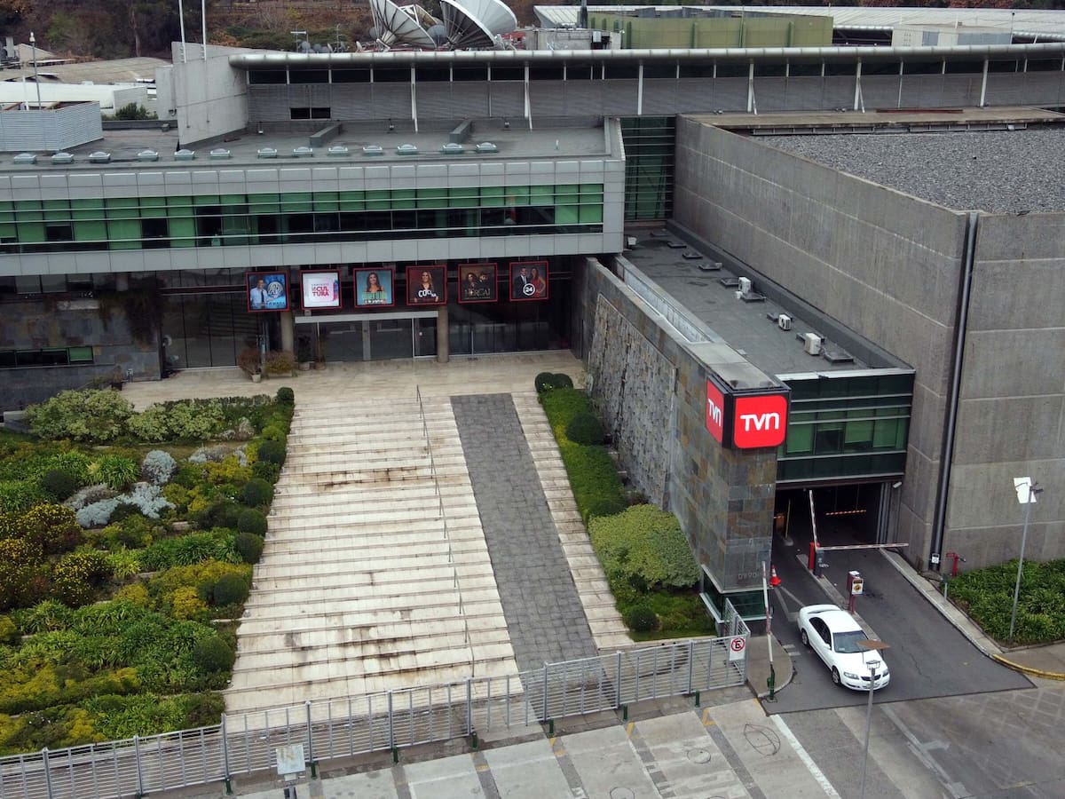 Nueva baja en TVN: revelan que figura clave deja el canal y se suma a Chilevisión