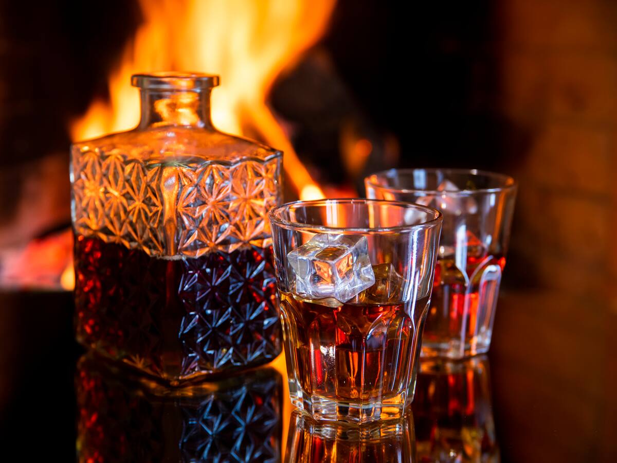 Qué significa la palabra whisky (y cómo se originó la popular bebida)