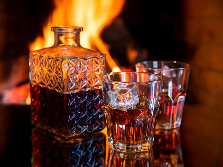 Qué significa la palabra whisky (y cómo se originó la popular bebida)