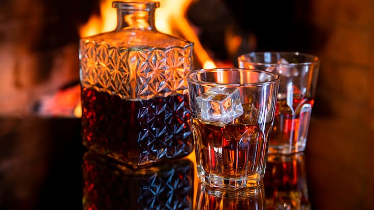 Qué significa la palabra whisky (y cómo se originó la popular bebida)
