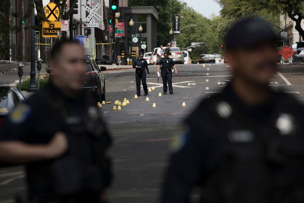 Policías custodian la zona del tiroteo que deja seis muertos en Sacramento