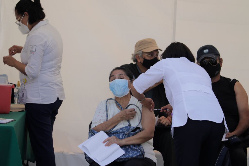 Trabajadores de la salud cumplen la campaña de vacunación en Ciudad de México