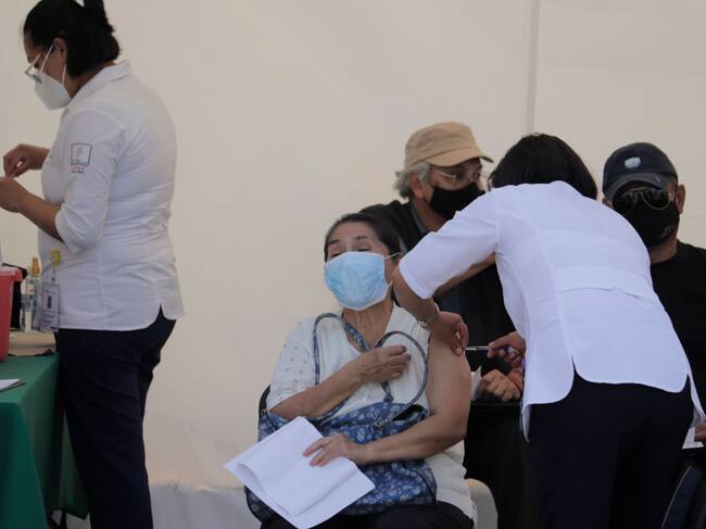 Trabajadores de la salud cumplen la campaña de vacunación en Ciudad de México