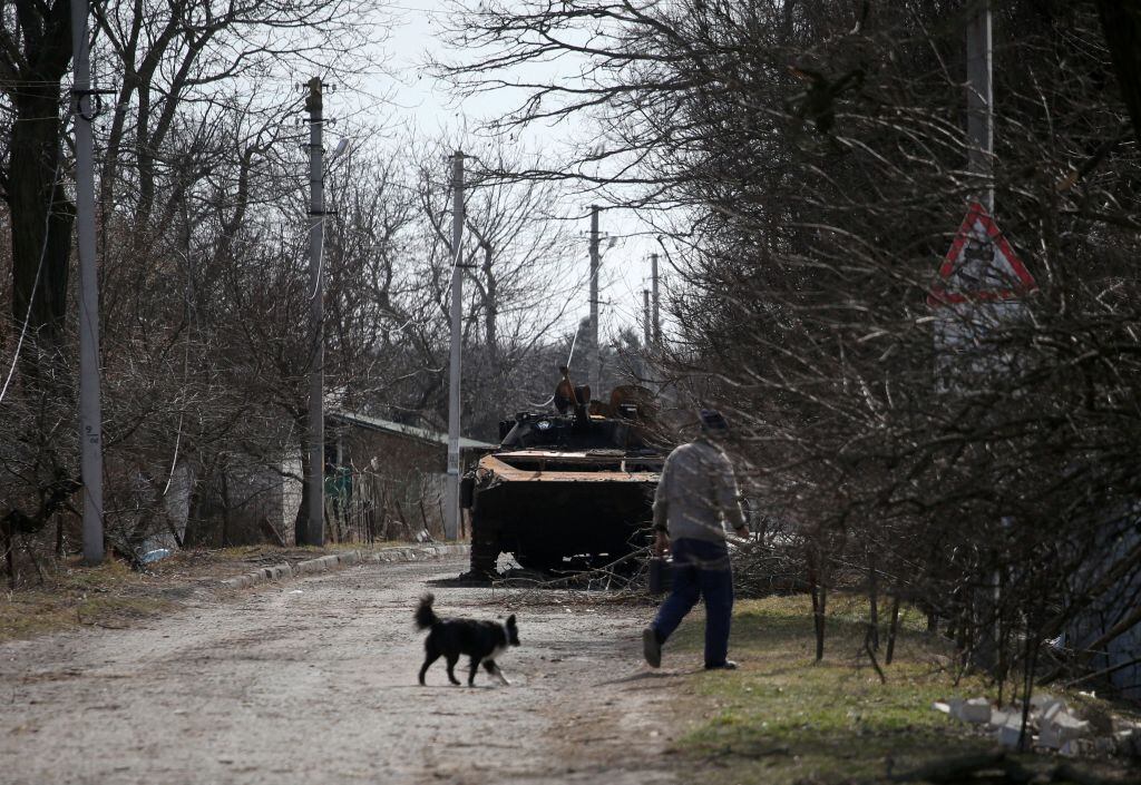 Un tanque avanza por las localidades de la región de Kiev
