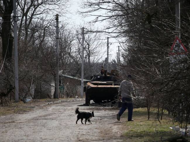 Un tanque avanza por las localidades de la región de Kiev