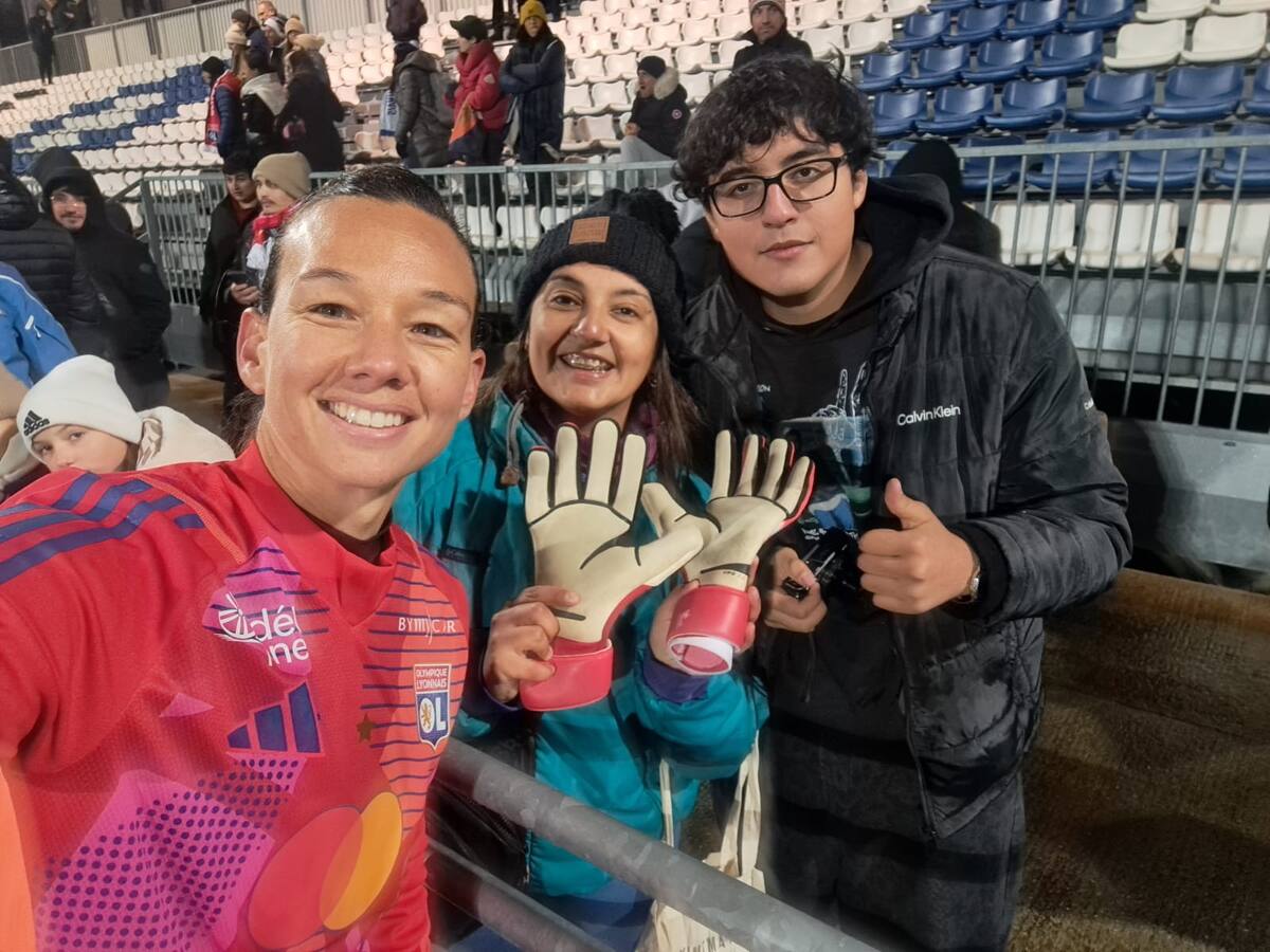 Ganadores del Festival de Fútbol Cine Tocopilla se reunieron con Tiane Endler en Lyon
