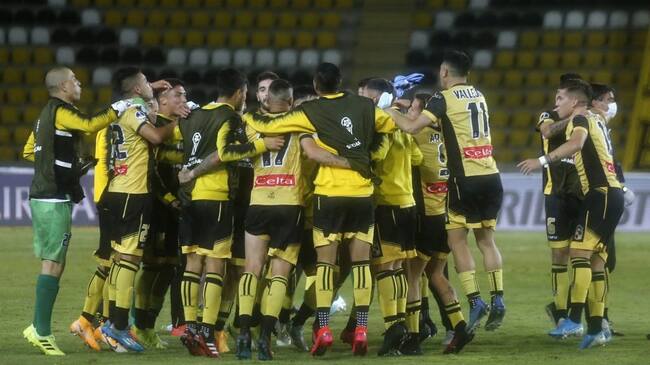 16 DE DICIEMBRE DE 2020/COQUIMBOJugadores de Coquimbo Unido en festejo de la clasificacion, tras el partido valido por los cuartos de final vuelta de la Copa Conmebol Sudamericana 2020, entre Coquimbo Unido y Junior de Barranquilla, disputado en el Estadio Francisco Sanchez Rumoroso.
FOTO: STAFF IMAGES/CONMEBOL VIA AGENCIAUNO