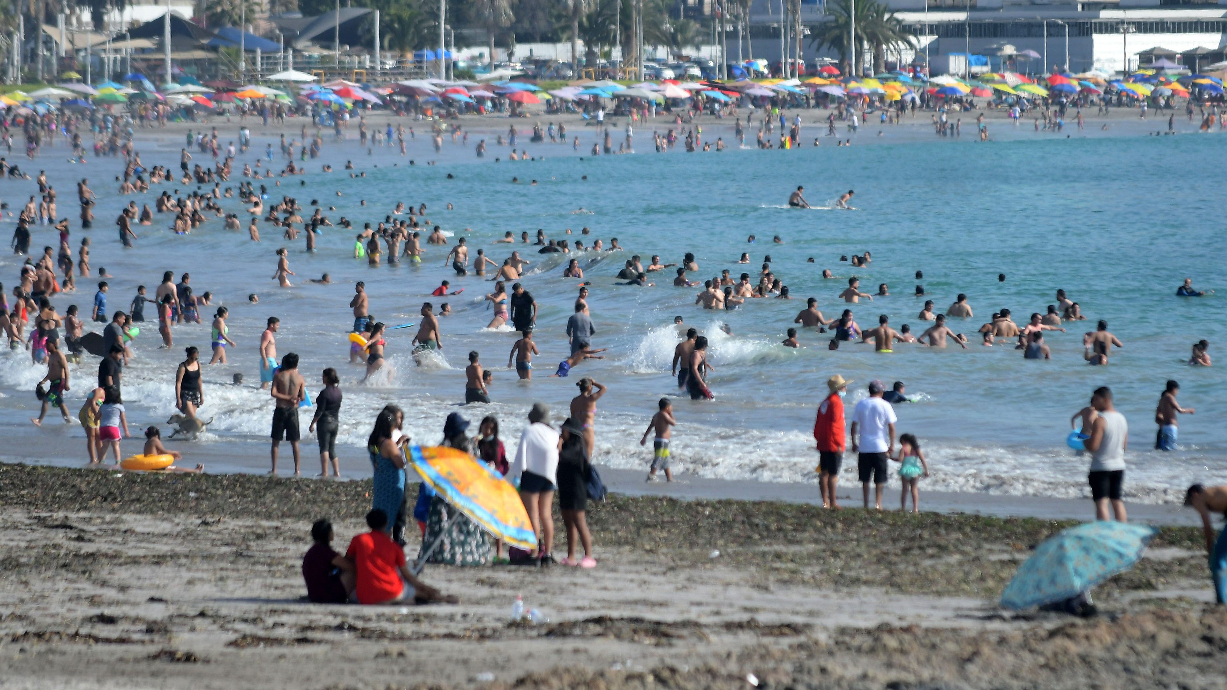 03 de Enero de 2021 / IQUIQUE Veraneantes replegaron Playa Cavancha, principal balneario de la ciudad un día antes de entrar en vigencia la cuarentena total.
FOTO: CRISTIAN VIVERO BOORNES/AGENCIAUNO