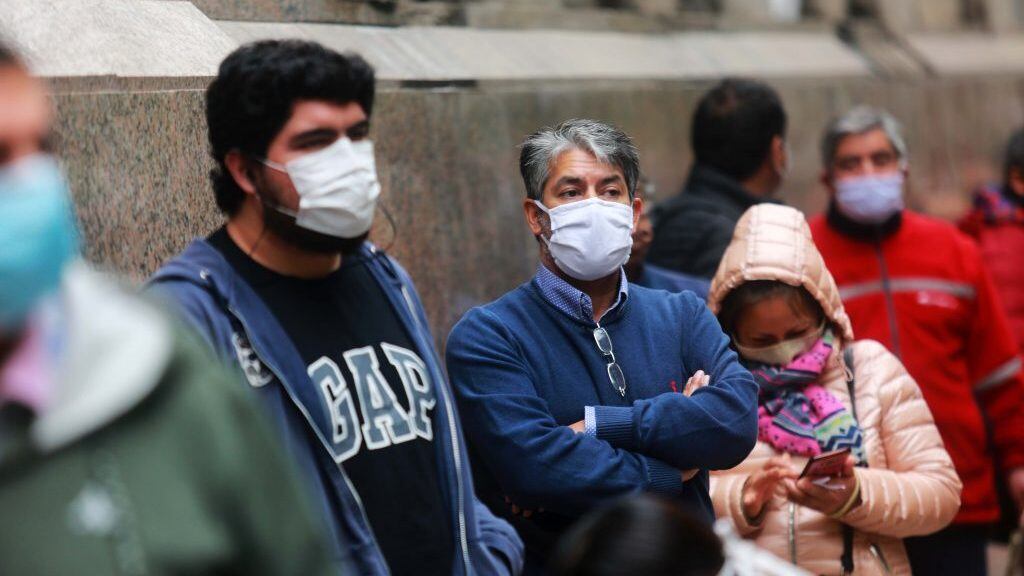 28 Mayo del 2020/SANTIAGO
Un hombre con mascarilla a la espera de atención, durante filas de personas en las afueras de Banco Estado de paseo huérfanos , donde llegan a realizar sus tramites en medio de la pandemia de COVID-19.
FOTO: JOSE FRANCISCO ZUÑIGA/AGENCIAUNO