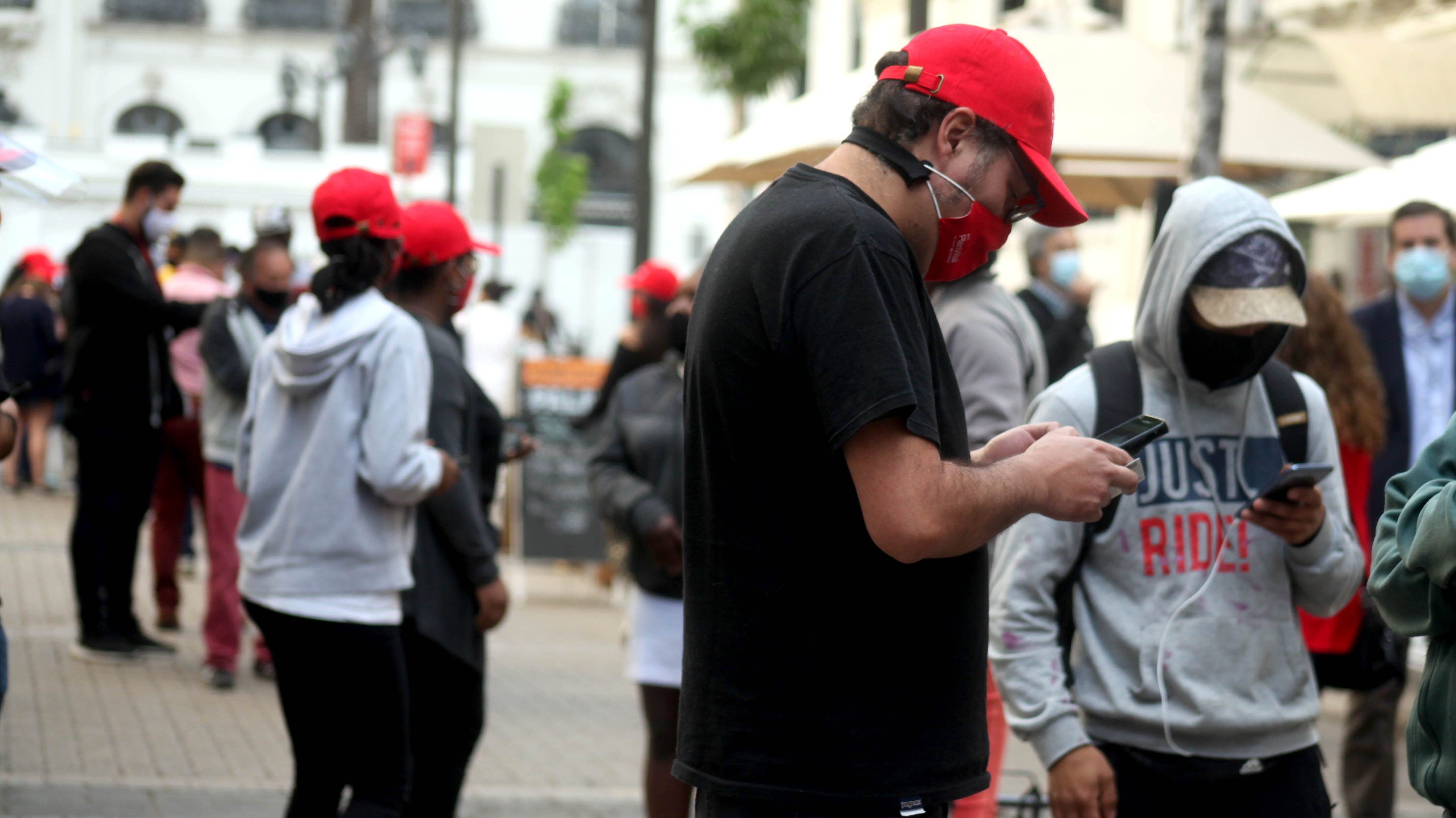 10 DE DICIEMBRE DE 2020/SANTIAGO
Personas realizan fila a las afueras de la AFP Plan Vital para realizar el retiro del segundo 10%, en calle Tenderini con Agustinas, Santiago.
 
FOTO: AILEN DÍAZ/AGENCIAUNO