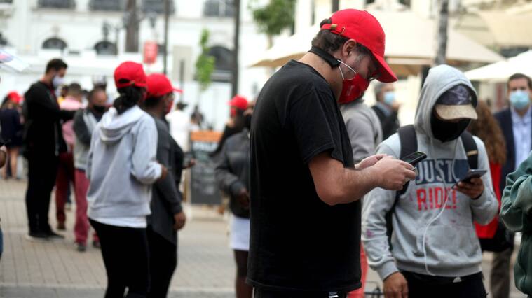 10 DE DICIEMBRE DE 2020/SANTIAGO
Personas realizan fila a las afueras de la AFP Plan Vital para realizar el retiro del segundo 10%, en calle Tenderini con Agustinas, Santiago.
FOTO: AILEN DÍAZ/AGENCIAUNO