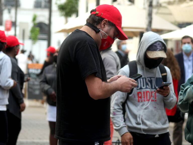 10 DE DICIEMBRE DE 2020/SANTIAGO
Personas realizan fila a las afueras de la AFP Plan Vital para realizar el retiro del segundo 10%, en calle Tenderini con Agustinas, Santiago.
FOTO: AILEN DÍAZ/AGENCIAUNO