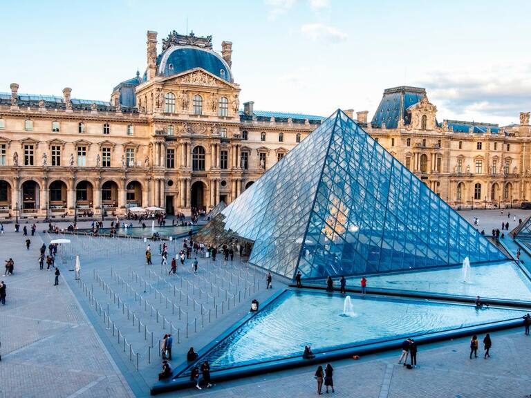 Tardaron solo siete minutos: estas son las piezas que se llevaron en el robo del Louvre