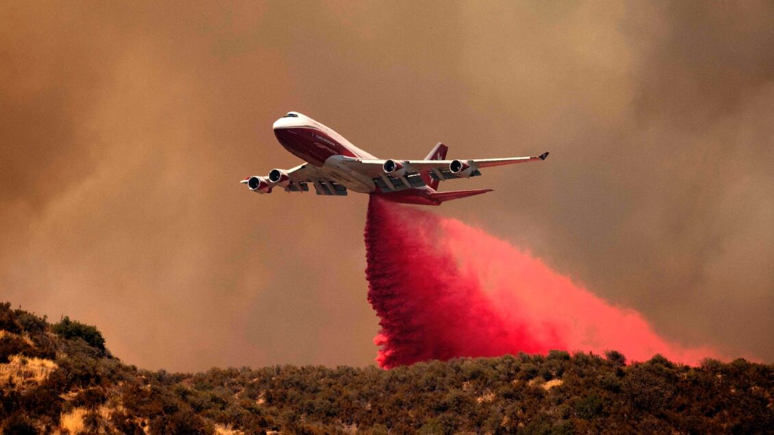 «Supertanker» combate incendios en California, Estados Unidos.,