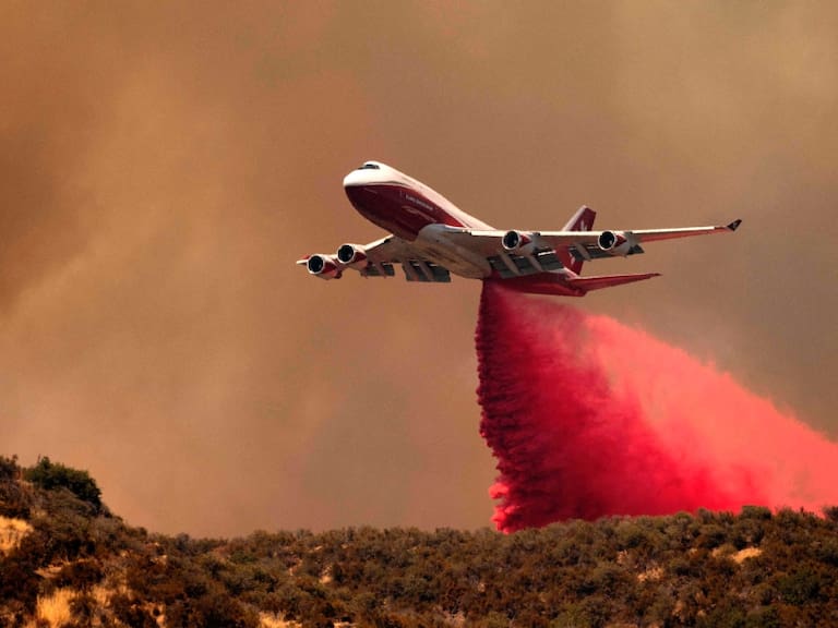 «Supertanker» combate incendios en California, Estados Unidos.,