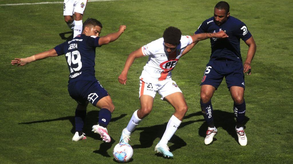 14 DE SEPTIEMBRE DE 2020/RANCAGUAEl jugador Jean Beausejour (D), Nicolas Guerra(i) y Rodolfo Gonzalez(c)  , durante el partido valido por la undcima fecha del Campeonato Nacional AFP PlanVital 2020, entre Universidad de Chile vs Cobresal, disputado en el estadio El Teniente.
FOTO: SEBASTIAN ORIA/AGENCIAUNO