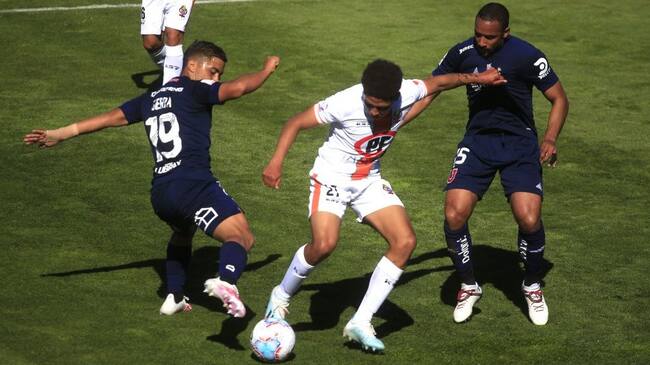 14 DE SEPTIEMBRE DE 2020/RANCAGUAEl jugador Jean Beausejour (D), Nicolas Guerra(i) y Rodolfo Gonzalez(c) , durante el partido valido por la undcima fecha del Campeonato Nacional AFP PlanVital 2020, entre Universidad de Chile vs Cobresal, disputado en el estadio El Teniente.
FOTO: SEBASTIAN ORIA/AGENCIAUNO