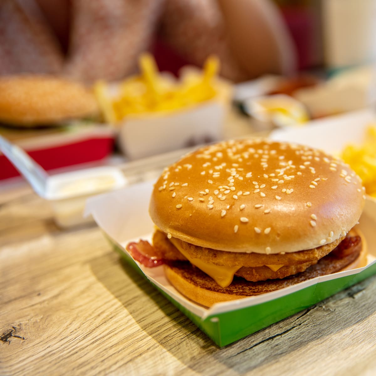 Conocida empresa de comida rápida deberá pagar millonaria indemnización por no respetar feriado de Fiestas Patrias