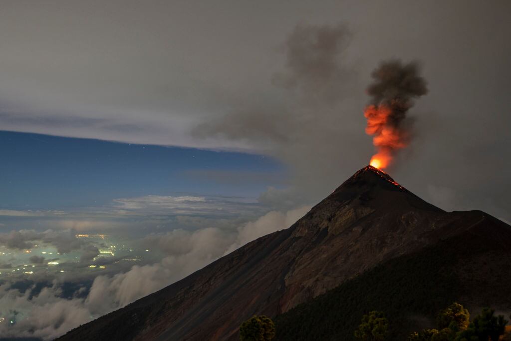 Imagen aérea del volcán de Fuego de Guatemala en una erupción