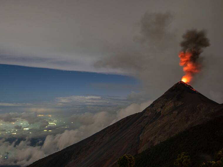 Imagen aérea del volcán de Fuego de Guatemala en una erupción