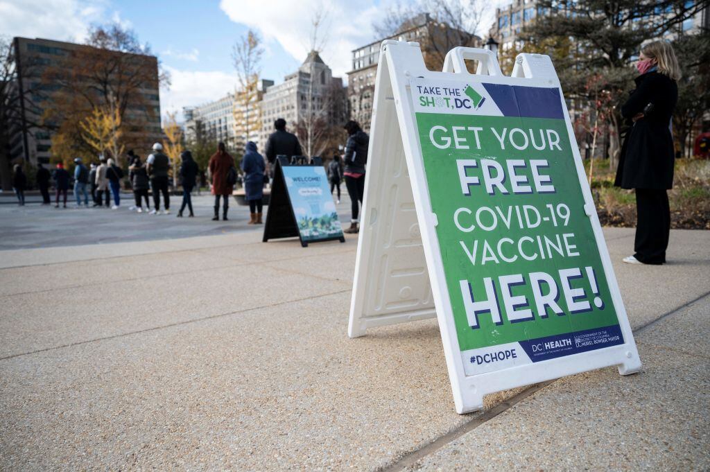 Personas esperan para ser vacunadas en un centro especial en Washington