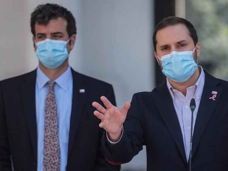 19 de Octubre del 2021/SANTIAGOEl ministro Secretario General de Gobierno, Jaime Bellolio, junto al secretario General de la Presidencia, Juan José Ossa, realizan un punto de prensa en el patio de los naranjos del Palacio de La moneda, para referirse a los dichos del subsecretario del Interior por las manifestaciones de la conmemoración de los 2 años del 18-O.
FOTO: SEBASTIAN BELTRAN GAETE/AGENCIAUNO