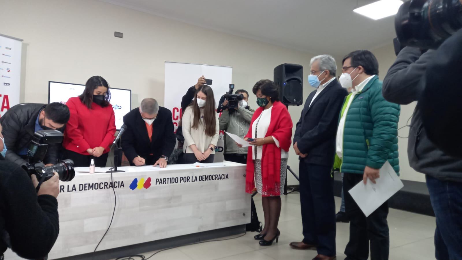 Yasna provoste se inscribe a consulta y acusa encerrona