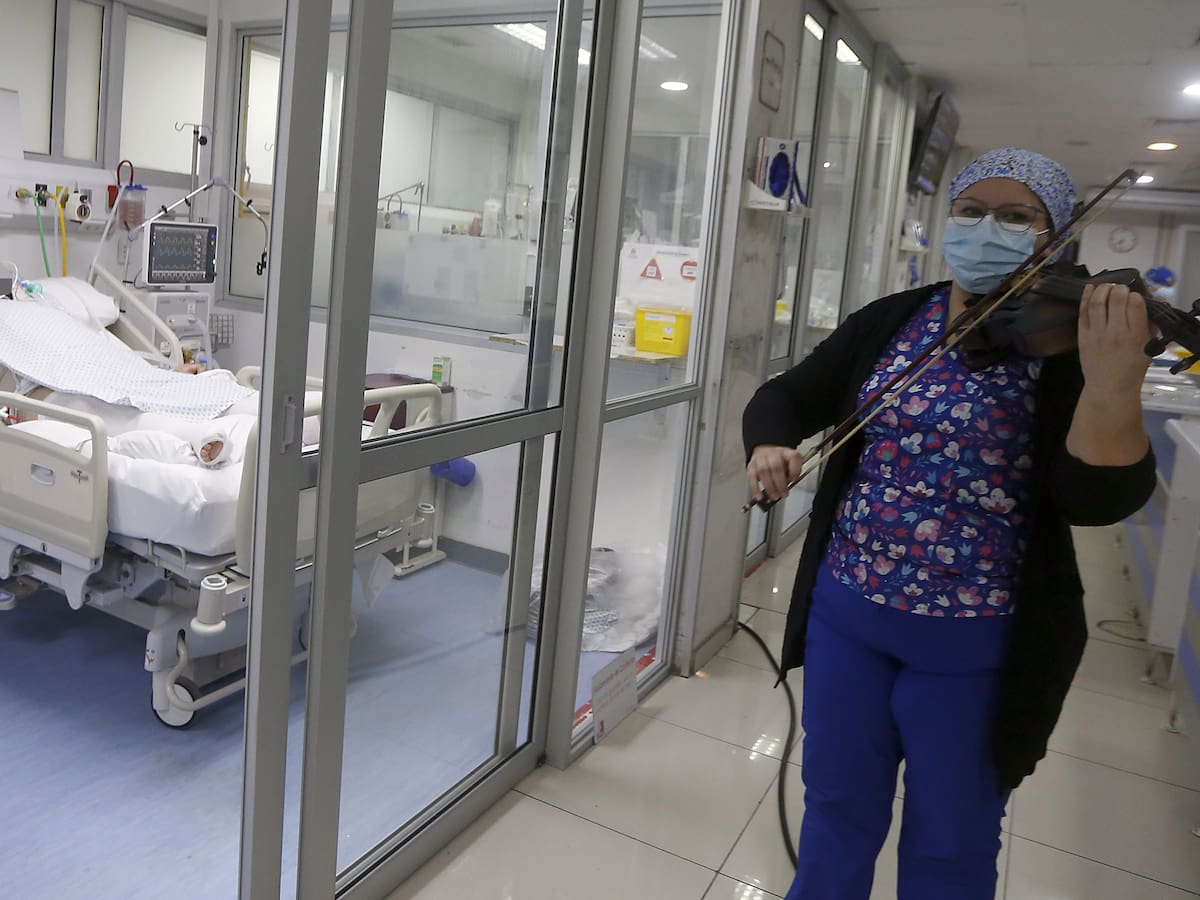 Enfermera del Hospital El Pino toca su violín a pacientes UCI contagiados con Covid-19
