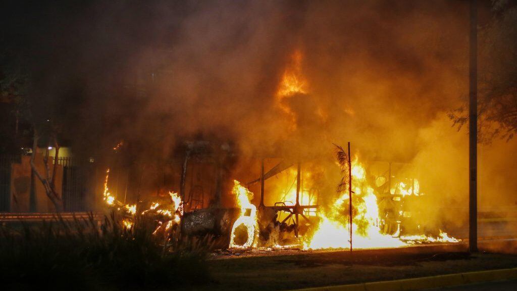 29 de marzo del 2021/SANTIAGOBus se incendia en Av. Gracia, con Obispo Orrego, en la comuna de Ñuñoa, en el marco de una nueva jornada de la conmemoración del día del Joven Combatiente.
FOTO: SEBASTIAN BELTRAN GAETE/AGENCIAUNO